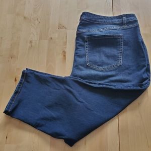 Mid-Rise Boyfriend Capri Jeans